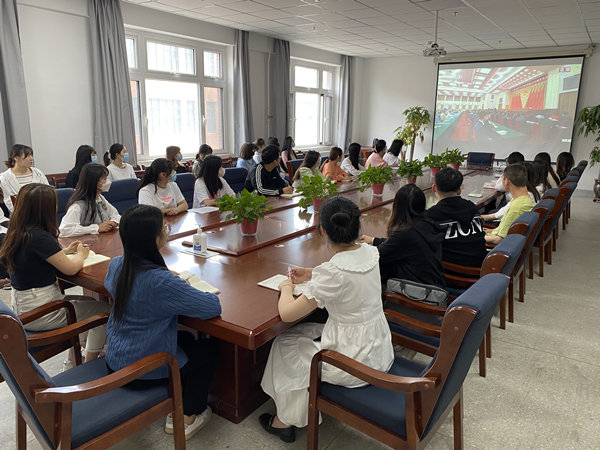 永利yl23411组织各党支部、团支部观看“庆祝共青团成立100周年大会”直播